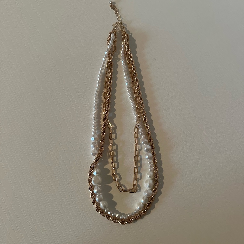 Elegant Gold and Pearl Necklace